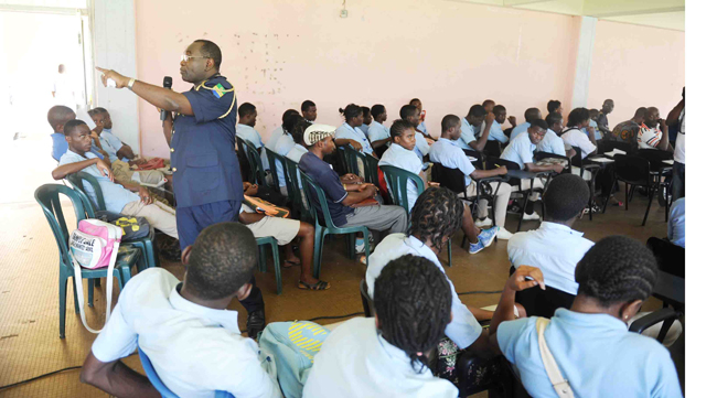 Léon Mistoul en plein exposé au Lycée technique Omar Bongo. ©Jordan/ Gabonreview