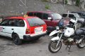 Une vue du taxi abandonné dans un parking privé et de la moto du policier ayant mis fin à la course folle du taximan indélicat. © Gabonreview