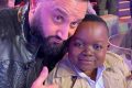 Le Petit Mayombo, en compagnie de l’animateur français Cyrille Hanouna, en mars 2020, à Paris. © D.R.