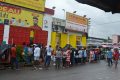 File d’attente devant une supérette de quartier.  © Gabonreview