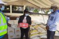 Les représentants de la Banque alimentaire remettant les kits au Commandant en Chef en second de la Sécurité pénitentiaire, Jocelyne Espérance Assogba, le 9 mai 2020, à Libreville. © Communication du ministère de la Justice