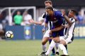 Neymar entre deux joueurs de la Juventus dont Mario Lemina, lors de la finale de Ligue des champions 2015. © pinimg.com