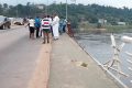 72 heures après l’accident survenu sur le pont d’Isaac à Lambaréné, la gendarmerie a sorti le véhicule des eaux de l’Ogooué, avec à son bord la dépouille du proviseur Nicaise Bourobou. © D.R.