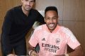 Pierre-Emerick prolonge son contrat de trois ans à Arsenal et devient le joueur le mieux payé du club. © D.R.