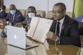 Le ministre de l’Economie et de la Relance présentant le document signé donnant naissance à
Rise Gabon, le 15 octobre 2020, à Libreville. © Ministère de l’Economie