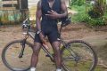 Le jeune cycliste gabonais, Jesse Mboumba Manfoumbi, a réussi son pari de rallié Libreville à Gamba à vélo. © D.R.