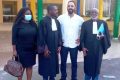 Nicolas Nguéma avec ses avocats à la sortie du tribunal. @ D.R.