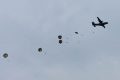 Les soldats des pays de la Cemac, dans les airs, dans le cadre de leur formation de parachutistes. © Éléments Français au Gabon