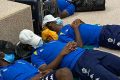 Les footballeurs de l’équipe nationale du Gabon dormant à même le sol, le 15 novembre 2020, à l’aéroport de Banjul. © D.R.