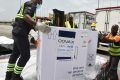 Arrivée du vaccin AstraZeneca à l'aéroport d'Abidjan, le 26 février 2021, grâce au Covax. © SIA KAMBOU / AFP