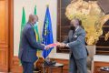 Ali Bongo recevant de Siméon Oyono Essono Angue le message de Teodoro Obiang Nguema Mbasogo, le 19 avril 2021, à Libreville. © Com. présidentielle