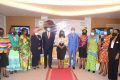 Le maire de Libreville entouré des femmes qui promeuvent le digital au Gabon. © D.R.