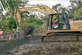 Un engin rechargeant le bourbier, le 21 mai 2021. © Capture d’écrans Gabon 1ère