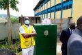 Le Lions Club Libreville Ogooué et Clean Africa ont offert deux conteneurs de tri sélectif de déchets plastiques au 6e arrondissement de Libreville, le 25 mai 2021. © D.R.