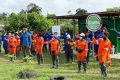 Biendi Maganga-Moussavou (chemise chambray en première ligne à gauche), le 4 mai 2021 à Bolokoboué, lors du lancement de la formation des futurs agriculteurs du programme Graine. © Twitter