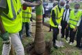 Le maire plantant de façon symbolique un arbre. © Gabonreview