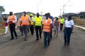 Les directeurs généraux de la SNI et de la SEEG, Hermann Kamonomo et Alain Patrick Kouma (gilets oranges à gauche en première ligne), lors de la visite sur le site de la Sni Opus-One situé à PK 27, le 6 mai 2021. © Gabonreview