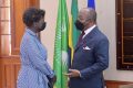 Louise Mushikiwabo et Ali Bongo, le 23 juin 2021 à Libreville. © Com présidentielle