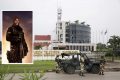 Des soldats en stationnement devant le siège de la Radio-Télévision gabonaise, le 7 janvier 2019, lors du putsch manqué (en médaillon, lieutenant Kelly Ondo). © Montage Facebook/LGAH6 sur photo de Steve Jordan/AFP