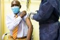 Un homme recevant sa dose de vaccin au Gabon, en mai 2021. © Min. Santé