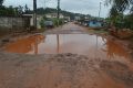 Ayant servi de voie de contournement, la rue général Michel Nguema Obiang se trouve aujourd’hui entièrement dégradée et a besoin d’un bon lifting. © Gabonreview