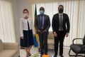 Le ministre du Commerce, Hugues Mbadinga Madiya, et l'ambassadeur de Turquie au Gabon, Nilüfer Erdem Kaygisiz. © D.R.