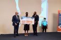 Le ministre de la Communication, Edgard Anicet Mboumbou Miyakou, et le DG de Moov Africa Gabon Telecom, Abderrahim Koumaa, remettant le premier prix, le 20 septembre 2021. © Facebook/arcepgabon