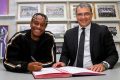 Nathan Ngoumou officialisant sa prolongation de contrat avec le TFC. © D.R.