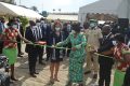 Le Premier ministre Rose Christiane Ossouka Raponda et l’ambassadeur de l’Union européenne (UE) à Libreville, Rosario Bento Pais, coupant le ruban symbolique, le 9 novembre 2021 pour l’inauguration du bassin versant de Nzeng-Ayong. © Gabonreview