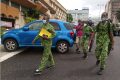 Quelques écogardes marchant devant le siège du Trésor public, le 16 novembre 2021, à Libreville. © Topinfosgabon