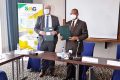 Sélim Bejaoui et Fortunato-Ofa Mbo Nchama après la signature de l’accord de prêt, le 16 novembre 2021 à Libreville. © Gabonreview