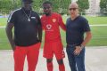 Yannis N’Gakoutou en compagnie de Patrice Neveu et Fabrice Do Marcolino, référent de la Fédération gabonaise de football (Fegafoot) dans la zone Europe, le 21 novembre à Lyon. © L’Union