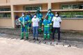 Aurélia Massala (tee-shirt blanc, centre) avec les agents de nettoyage lors de l’opération ‘’campus propre’’, le 17 décembre 2021 à Libreville. © Gabonreview