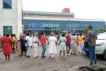 Le personnel médical manifestant dans la cour du Centre hospitalier universitaire mère-enfant Fondation Jeanne Ebori, le 20 décembre à Libreville. © D.R.