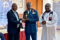 Jean Elvis Ebang Ondo (centre) recevant sa récompense, le 9 février 2022 à Douala. © D.R.