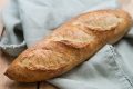 Face à la flambée des cours du blé, le gouvernement a validé l'option de la demi-baguette de pain proposée par les boulangers. © D.R.