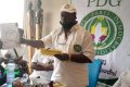 L'ancien leader du Mouvement populaire des radicaux, Féfé Onanga exhibant sa fiche d’adhésion au PDG. © Gabonreview