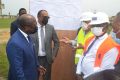 Alain-Claude Bilie-By-Nze et son délégué, Sévérin Mayounou, écoutant les explications des experts concernant le chantier au Lycée technique Omar-Bongo. © Gabonreview