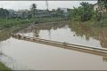 Sur cette photo, les eaux ont entièrement englouti le canal et inondant le voisinage. © Gabonreview