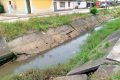 Une vue du canal du bassin versant du quartier Garage Cissé fissuré et pouvant s’émietter à tout moment. © Gabonreview