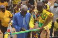 Le président de l’Udis et le chef de quartier coupant le ruban symbolique pour l’inauguration de la passerelle piétonne d’Igoumié. © Gabonreview