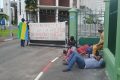 Les manifestants, employés de la Sogatra, attendant, le ministre des Transports devant le siège du ministère de l’Économie, le 15 avril 2022. © Gabonreview