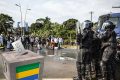 Les élections, au Gabon, se succèdent et se ressemblent. Entre manipulation des chiffres, prise en otage de la province du Haut-Ogooué, proclamation au cœur de la nuit, contestation populaire et répression sanglante, elles se soldent toujours de la pire des manières. © Gabonreview