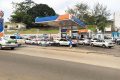 Des taxis massés dans une station-service à la recherche du carburant, le 4 juillet 2022 à Libreville. © Gabonreview