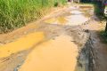 Exemple typique de flaques d’eau sur une voie non bitumée du fait des fuites, à Akanda. © Gabonreview