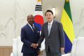 Ali Bongo et Yoon Suk-yeol, le 20 juillet 2022 à Séoul. © heraldm.com