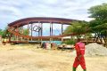 Toujours au sol et vu de l’intérieur du lycée Léon Mba, l’un des modules du pont piétons en construction sur le front de mer de Libreville. © Gabonreview