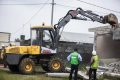 Un bulldozer détruisant une habitation dans l’emprise du projet du nouveau terminal de l’aéroport de Libreville, le 5 juillet 2022 à Okala (Libreville). © GSEZ Airport