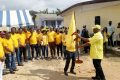 Hervé Patrick Opiangah recevant le fanion de l’Udis des mains des jeunes du 6e arrondissement de Libreville, le 17 septembre 2022. © Gabonreview