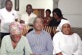 La maman d’Emmanuel Ndzoma (foulard coloré) et les autres membres de la famille en sanglots. © Gabonreview/Capture d’écran